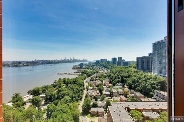 100 Old Palisade Rd, West Fort Lee NJ  07024-7064 exterior