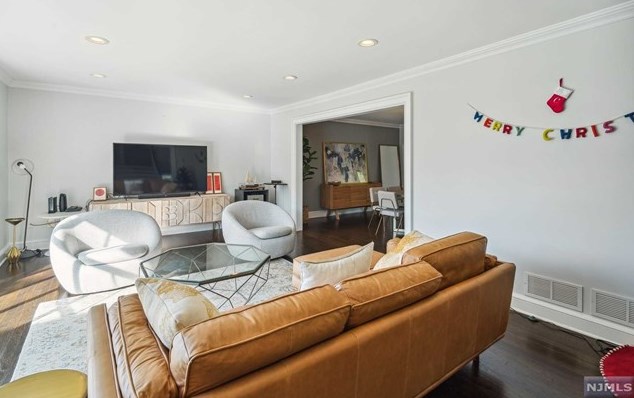 24 Lynn Dr, Englewood NJ  07632-2210 exterior