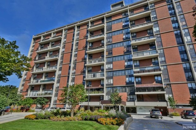 4 Horizon Rd, West Fort Lee NJ 07024-6701 exterior