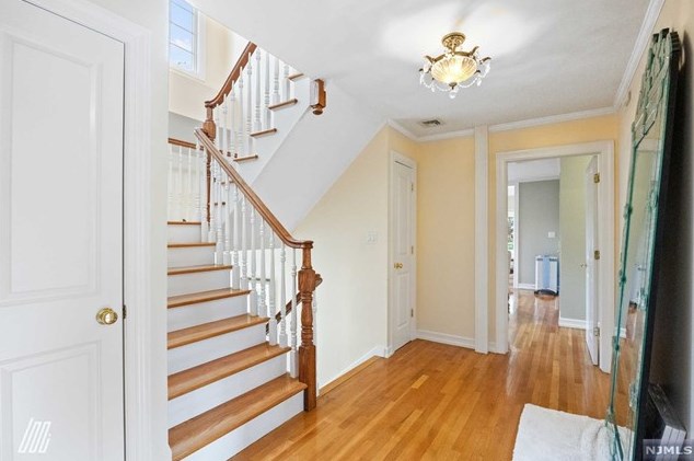 1060 Arcadian Way, West Fort Lee NJ 07024-6306 exterior