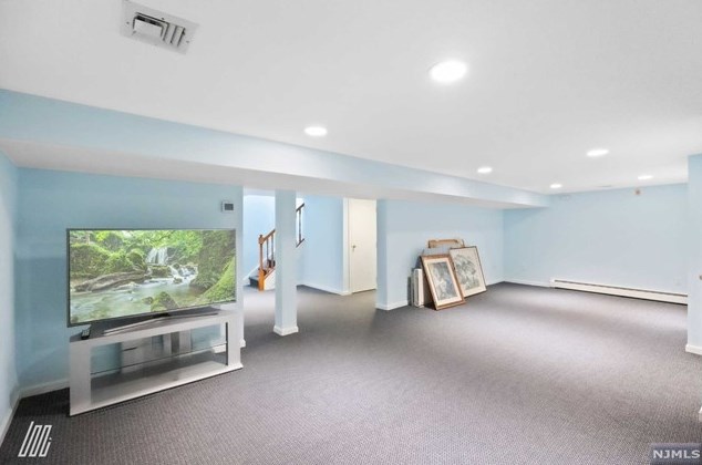 1060 Arcadian Way, West Fort Lee NJ 07024-6306 exterior