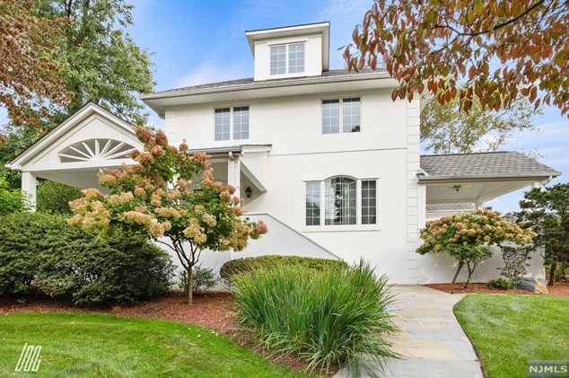 1060 Arcadian Way, West Fort Lee NJ 07024-6306 exterior