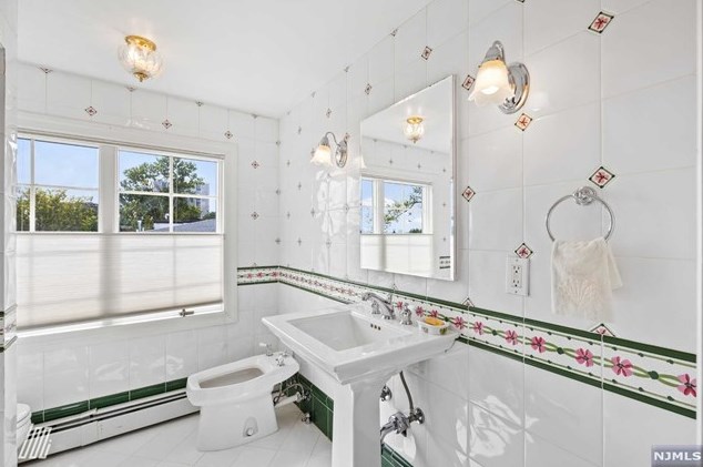 1060 Arcadian Way, West Fort Lee NJ 07024-6306 exterior