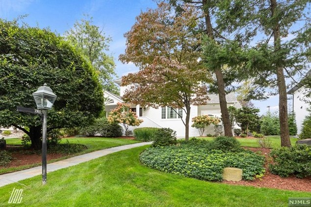1060 Arcadian Way, West Fort Lee NJ 07024-6306 exterior