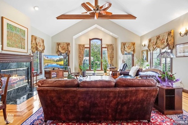 1060 Arcadian Way, West Fort Lee NJ 07024-6306 exterior