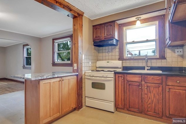 22 Montgomery St, Clifton NJ  07011-3127 exterior