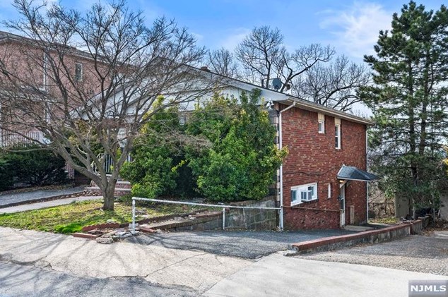 139 Morningside Ln, Palisades Park NJ 07650-1987 exterior