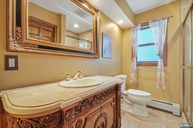 401 Page Ave, Lyndhurst NJ  07071-2417 exterior