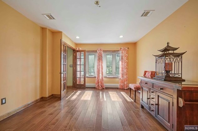 401 Page Ave, Lyndhurst NJ  07071-2417 exterior