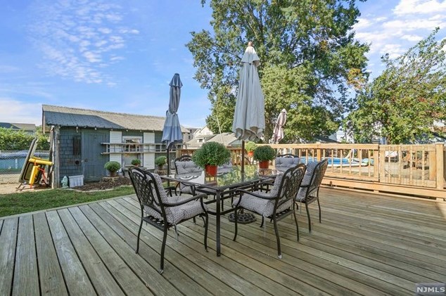 401 Page Ave, Lyndhurst NJ  07071-2417 exterior