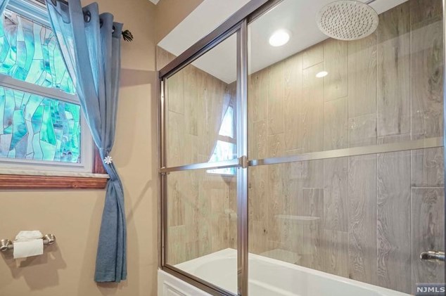 401 Page Ave, Lyndhurst NJ  07071-2417 exterior