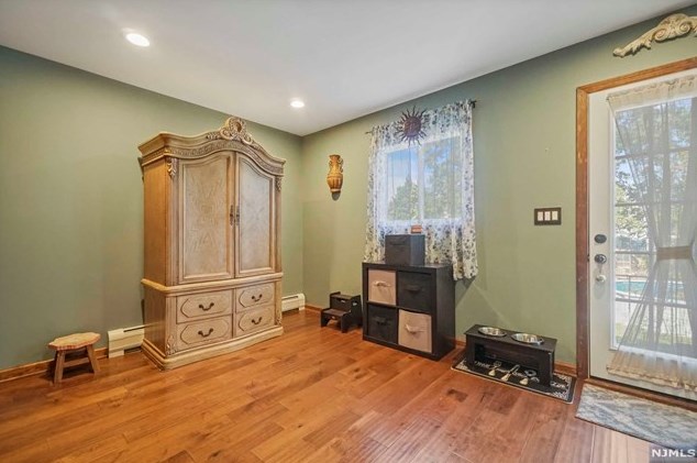 401 Page Ave, Lyndhurst NJ  07071-2417 exterior