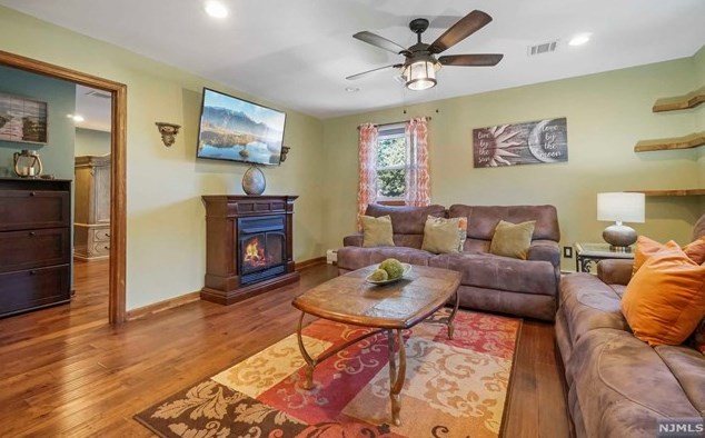 401 Page Ave, Lyndhurst NJ  07071-2417 exterior