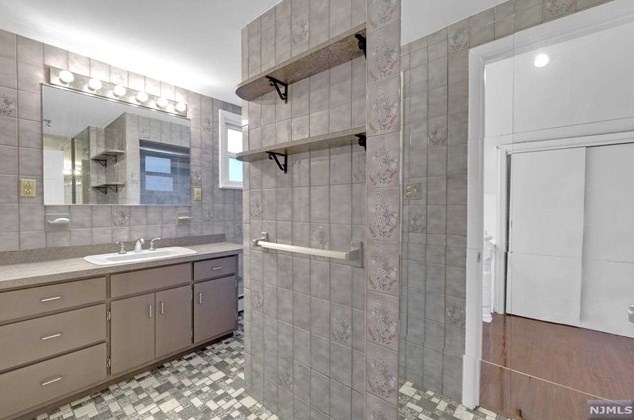 549 Freeman St, Lyndhurst NJ  07071-1909 exterior