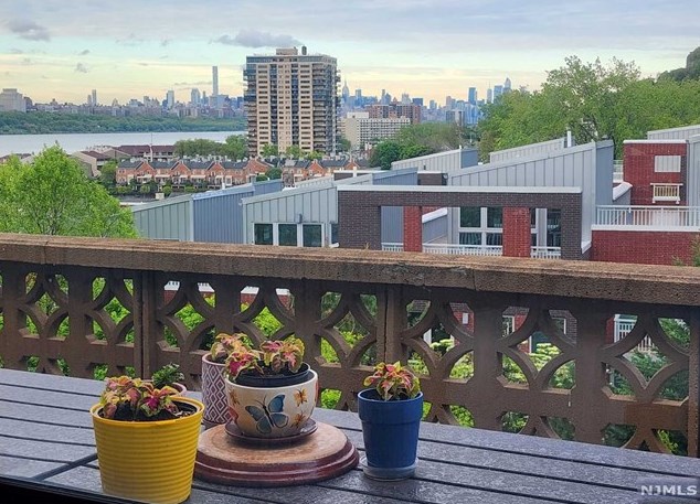 1375 River Rd #5m, Edgewater, NJ 07020