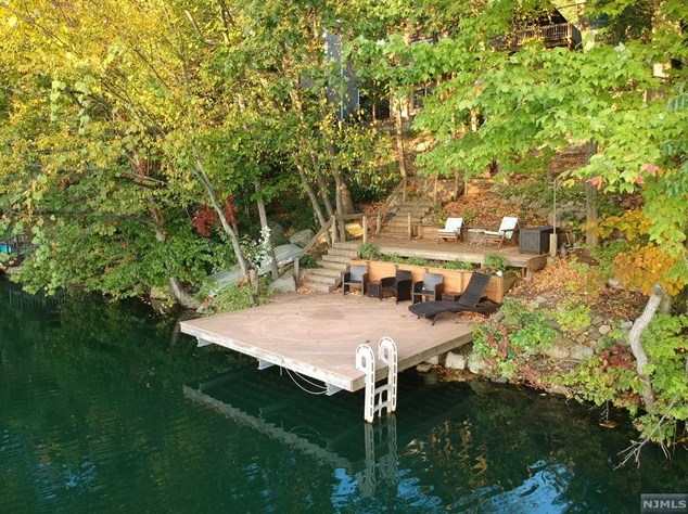 125 Upper Lakeview Ave, Skyline Lakes NJ  07456-2831 exterior