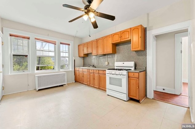 16 Poe Ave, Newark NJ  07106-1507 exterior