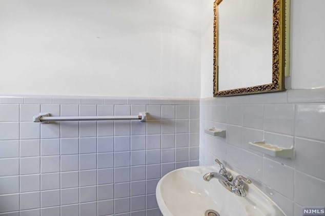 66 Washington Ave, Hillsdale NJ  07642-2840 exterior