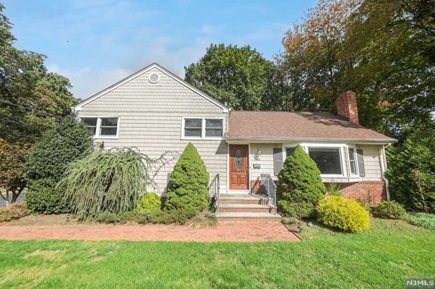 66 Washington Ave, Hillsdale NJ  07642-2840 exterior