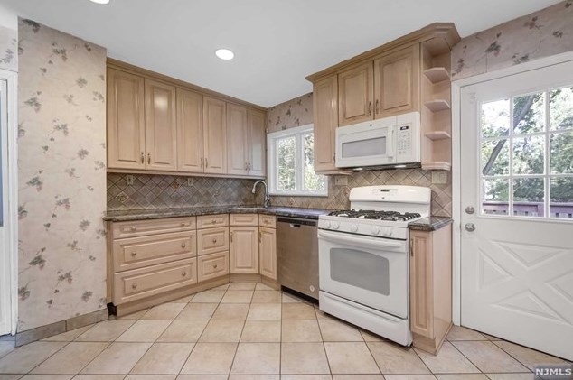 66 Washington Ave, Hillsdale NJ  07642-2840 exterior