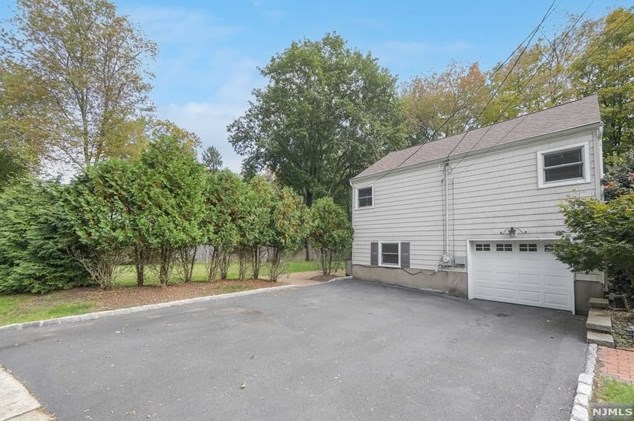 66 Washington Ave, Hillsdale NJ  07642-2840 exterior
