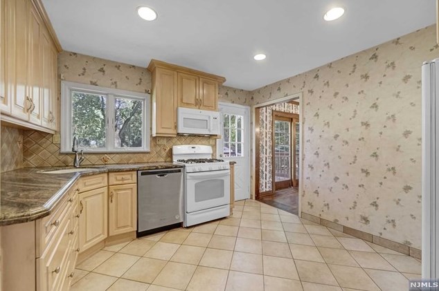 66 Washington Ave, Hillsdale NJ  07642-2840 exterior