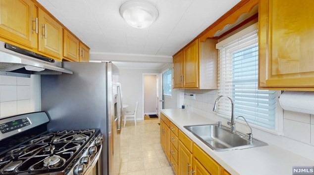 90 Hamilton Ave, Elmwood Park NJ  07407-2936 exterior