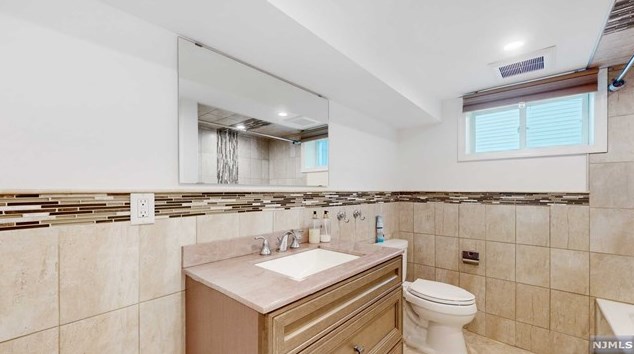 90 Hamilton Ave, Elmwood Park NJ  07407-2936 exterior