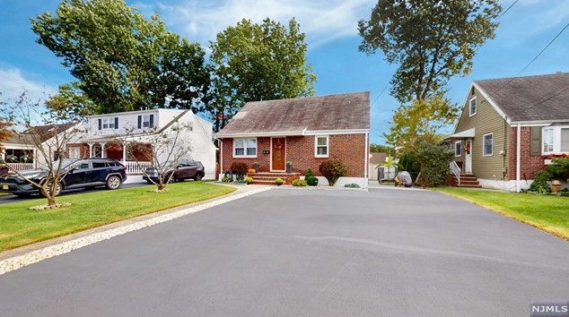 90 Hamilton Ave, Elmwood Park NJ  07407-2936 exterior