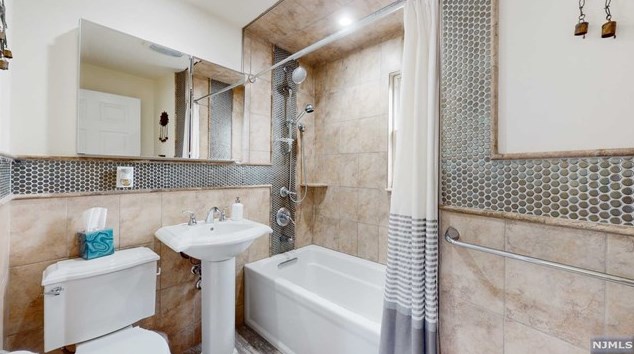 90 Hamilton Ave, Elmwood Park NJ  07407-2936 exterior