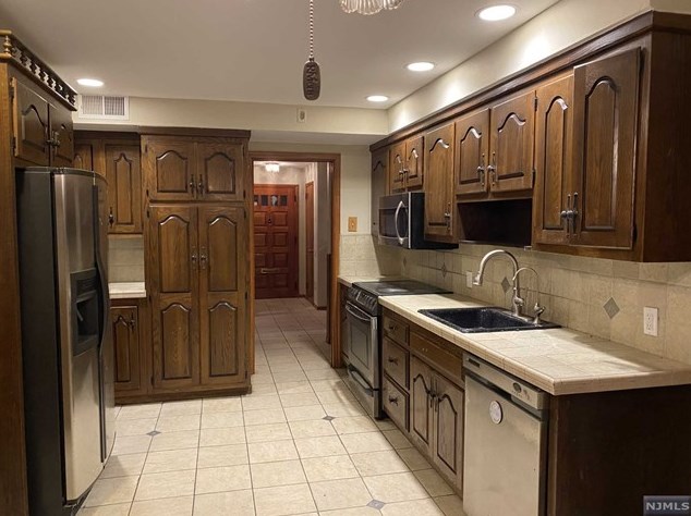 30 Queen St, Bergenfield NJ  07621-1524 exterior