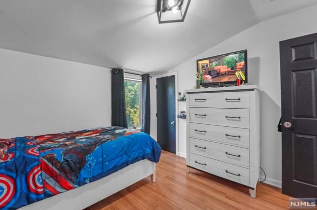 49 Clinton Park Dr, Bergenfield NJ  07621-2452 exterior