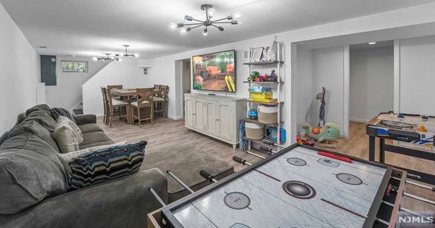 49 Clinton Park Dr, Bergenfield NJ  07621-2452 exterior