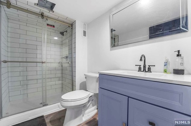 49 Clinton Park Dr, Bergenfield NJ  07621-2452 exterior