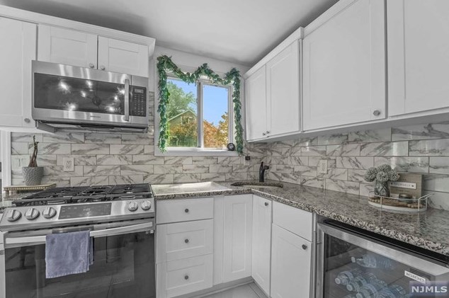 49 Clinton Park Dr, Bergenfield NJ  07621-2452 exterior