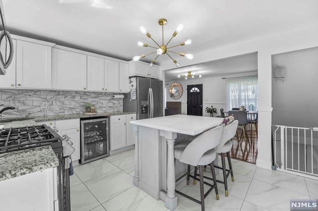 49 Clinton Park Dr, Bergenfield NJ  07621-2452 exterior