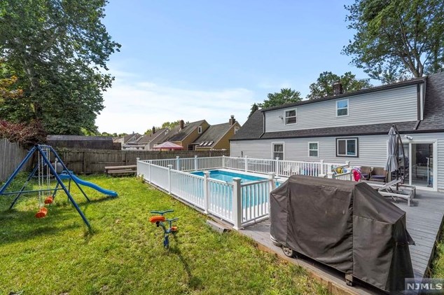 49 Clinton Park Dr, Bergenfield NJ  07621-2452 exterior