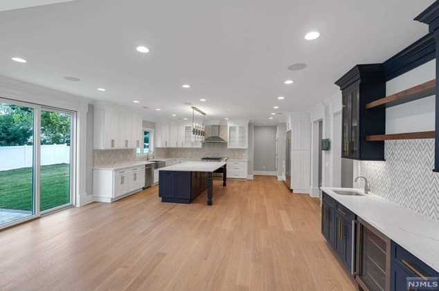 183 Cleenput Ter, Paramus NJ  07652-4438 exterior