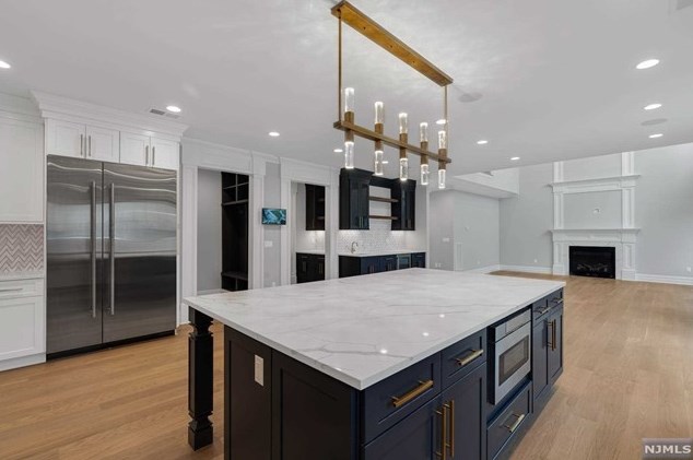 183 Cleenput Ter, Paramus NJ  07652-4438 exterior