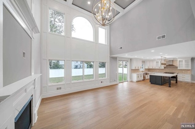 183 Cleenput Ter, Paramus NJ  07652-4438 exterior