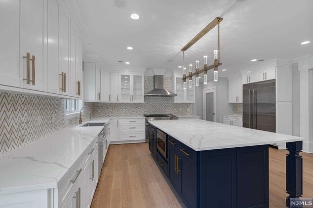 183 Cleenput Ter, Paramus NJ  07652-4438 exterior