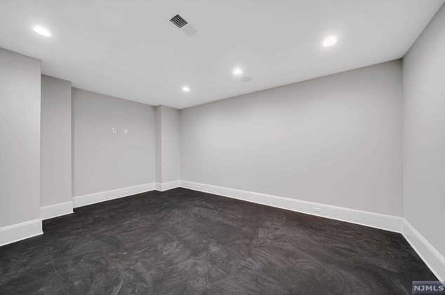 183 Cleenput Ter, Paramus NJ  07652-4438 exterior