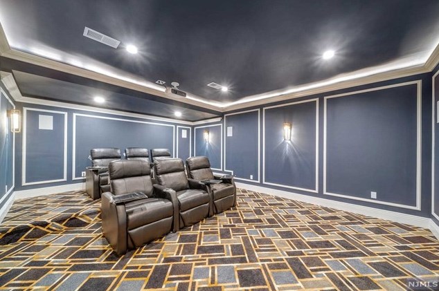 183 Cleenput Ter, Paramus NJ  07652-4438 exterior