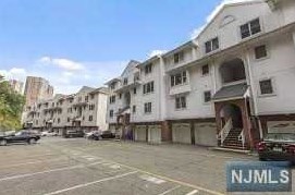 40 Legend Hills Dr #40, Edgewater, NJ 07020