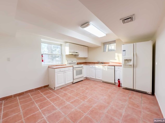 2363 Jones Rd, West Fort Lee NJ  07024-3206 exterior