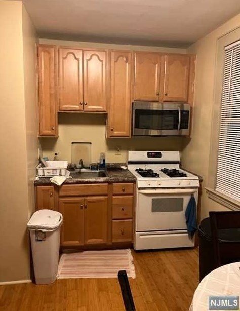 2081 Jones Rd, West Fort Lee NJ 07024-3202 exterior