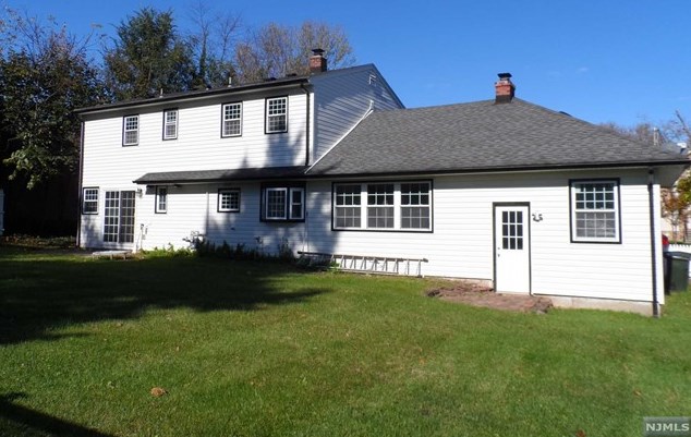204 Clayton Ter, Paramus NJ  07652-4504 exterior