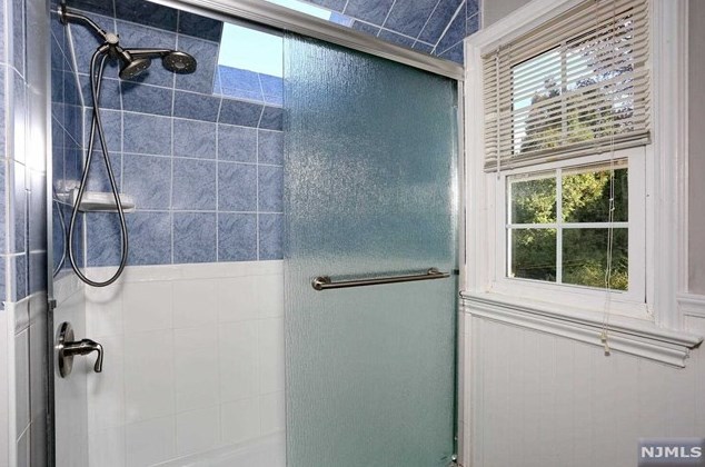 86 Chestnut St, Midland Pk NJ  07432-1514 exterior