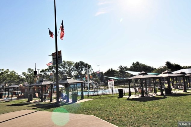 1018 Koelle Blvd, Secaucus NJ  07094-4224 exterior