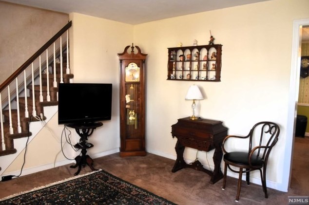 87 Ackerman Ave, Elmwood Park NJ  07407-1608 exterior